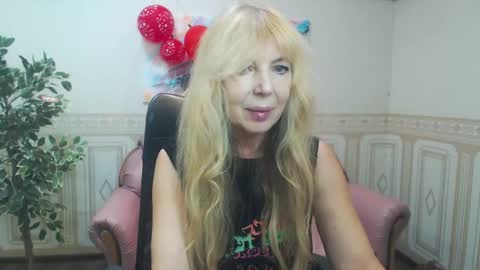 Snapshot of anna_ditrih chatting on February 18, 12:49 pm Anna Ditrih online show from February 18, 12:49 pm