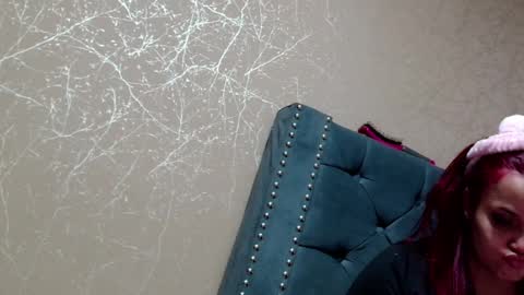 Snapshot of anne_julienne chatting on October 17, 1:53 am online show from October 17, 1:53 am