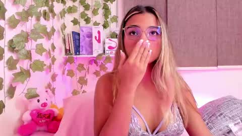 Snapshot of annebull_ chatting on February 7, 2:40 am Anne online show from February 7, 2:40 am