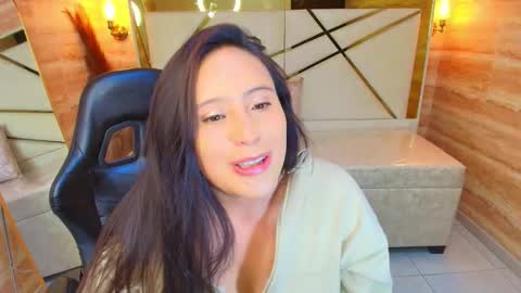 Snapshot of annie__r chatting on October 2, 8:14 pm annie__r online show from October 2, 8:14 pm