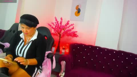 annie_carterr_ online show from May 16, 12:48 pm