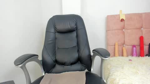 Anna online show from December 7, 3:52 pm