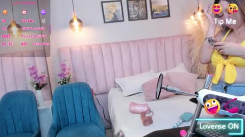 Snapshot of annie_karlsson__ chatting on October 2, 3:22 am online show from October 2, 3:22 am