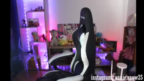 Snapshot of annie_snow_ chatting on December 21, 7:49 pm JEANNE no olvides seguirme dont forget follow me uu online show from December 21, 7:49 pm