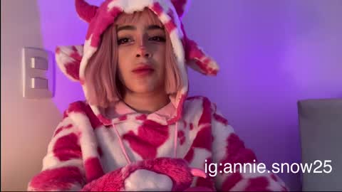 Snapshot of annie_snow_ chatting on March 4, 7:54 pm JEANNE no olvides seguirme dont forget follow me uu online show from March 4, 7:54 pm