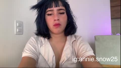 Snapshot of annie_snow_ chatting on March 5, 6:12 pm JEANNE no olvides seguirme dont forget follow me uu online show from March 5, 6:12 pm