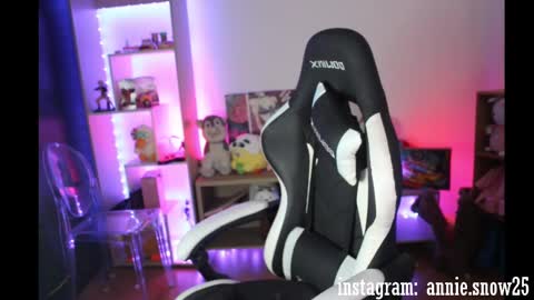 Snapshot of annie_snow_ chatting on December 16, 10:56 pm JEANNE no olvides seguirme dont forget follow me uu online show from December 16, 10:56 pm