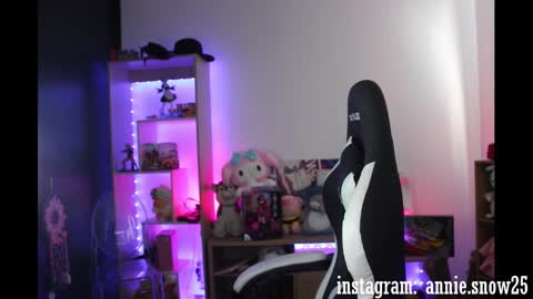 Snapshot of annie_snow_ chatting on January 9, 8:55 pm JEANNE no olvides seguirme dont forget follow me uu online show from January 9, 8:55 pm
