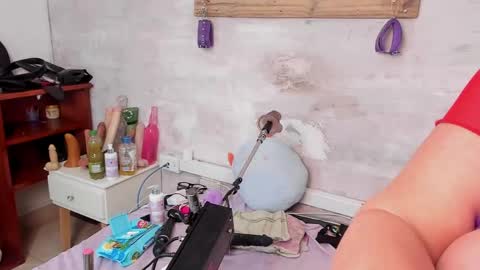 annie_wigg_ online show from April 18, 4:42 pm