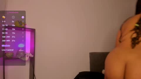Snapshot of anniejasmin_ chatting on October 10, 3:33 am A N N I E online show from October 10, 3:33 am