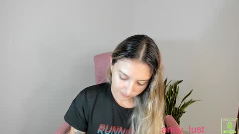 Snapshot of anny_lust chatting on September 19, 9:47 pm Issabela online show from September 19, 9:47 pm