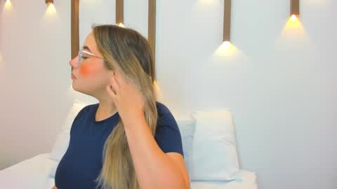 A N T O N E L L A  online show from February 19, 12:00 pm