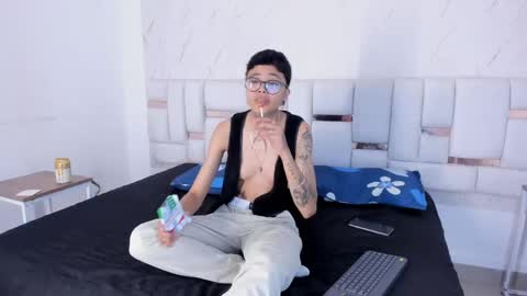 antony_d_ossa online show from April 28, 8:02 pm