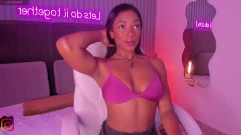 Snapshot of april_ebony18_ chatting on March 8, 10:41 am April online show from March 8, 10:41 am