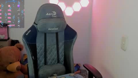 Snapshot of aqua_emilly chatting on December 5, 9:06 pm aqua emilly online show from December 5, 9:06 pm