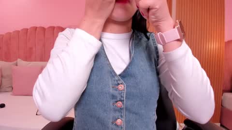 Snapshot of ariel_jonnes chatting on December 16, 5:11 pm Ariel online show from December 16, 5:11 pm
