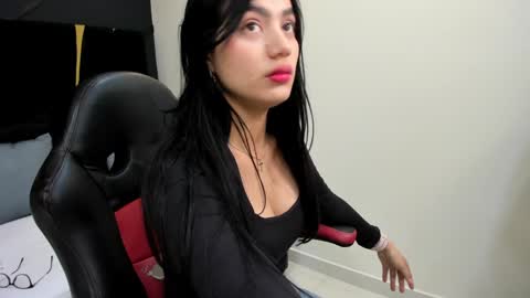 Snapshot of ariel_jonnes chatting on January 2, 4:46 pm Ariel online show from January 2, 4:46 pm