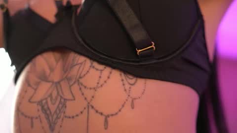 Ariell online show from December 22, 6:33 pm