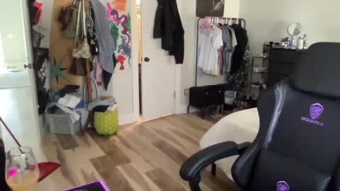 Snapshot of ariicutekitty chatting on January 29, 6:50 pm airskiii online show from January 29, 6:50 pm