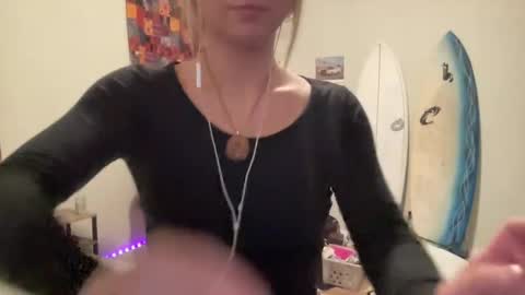 Snapshot of ariicutekitty chatting on February 10, 7:15 am airskiii online show from February 10, 7:15 am