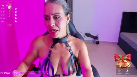Snapshot of arisha_davis chatting on December 13, 8:47 pm arisha_davis online show from December 13, 8:47 pm