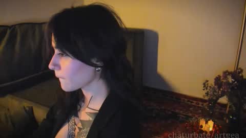 Linda  independent model artgeea online show from November 26, 12:22 am