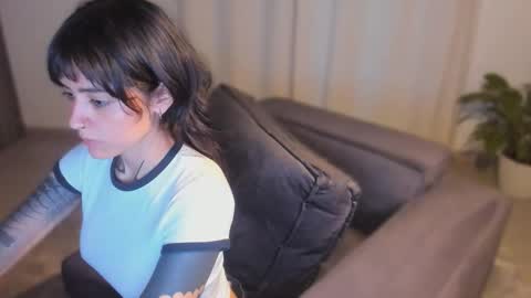 Linda  independent model artgeea online show from March 26, 11:17 pm