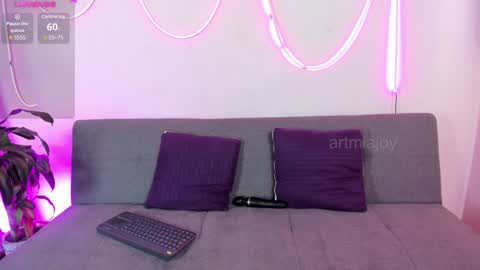 Snapshot of artmiajoy chatting on December 12, 4:32 pm MIA OF artmiajoy online show from December 12, 4:32 pm