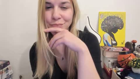Snapshot of artsyandcraftsy_ chatting on March 11, 7:03 pm MIA online show from March 11, 7:03 pm