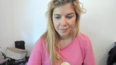 Snapshot of artsyandcraftsy_ chatting on September 21, 10:25 am MIA online show from September 21, 10:25 am