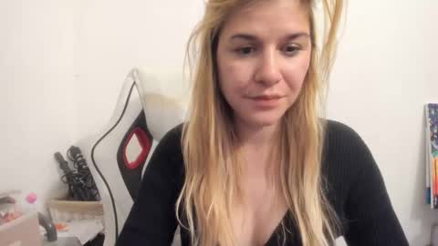 Snapshot of artsyandcraftsy_ chatting on September 30, 10:58 pm MIA online show from September 30, 10:58 pm