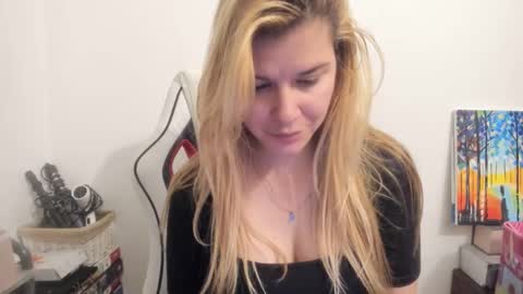 Snapshot of artsyandcraftsy_ chatting on September 27, 9:22 pm MIA online show from September 27, 9:22 pm