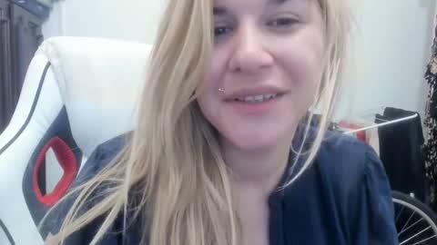 Snapshot of artsyandcraftsy_ chatting on October 15, 7:55 am MIA online show from October 15, 7:55 am