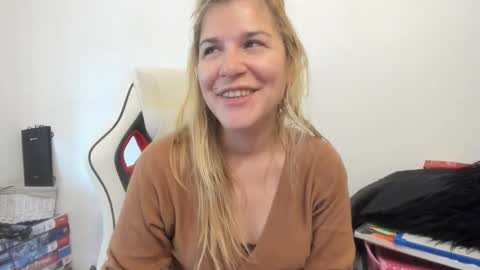 Snapshot of artsyandcraftsy_ chatting on September 16, 7:38 am MIA online show from September 16, 7:38 am
