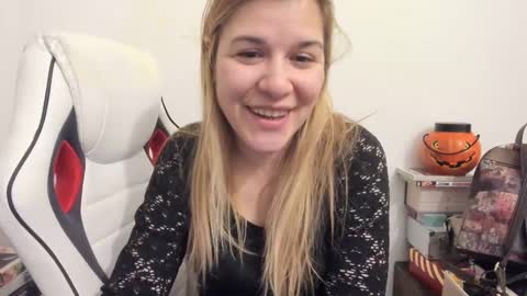 Snapshot of artsyandcraftsy_ chatting on February 10, 7:38 pm MIA online show from February 10, 7:38 pm