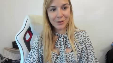 Snapshot of artsyandcraftsy_ chatting on September 22, 12:58 pm MIA online show from September 22, 12:58 pm