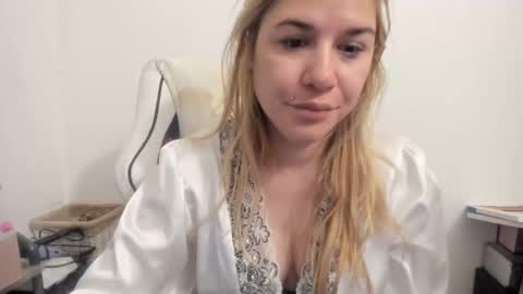 Snapshot of artsyandcraftsy_ chatting on October 13, 5:43 am MIA online show from October 13, 5:43 am