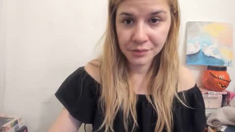 Snapshot of artsyandcraftsy_ chatting on February 26, 9:18 pm MIA online show from February 26, 9:18 pm