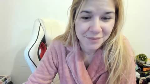 Snapshot of artsyandcraftsy_ chatting on February 6, 7:02 am MIA online show from February 6, 7:02 am