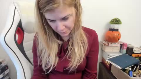 Snapshot of artsyandcraftsy_ chatting on February 17, 1:33 pm MIA online show from February 17, 1:33 pm