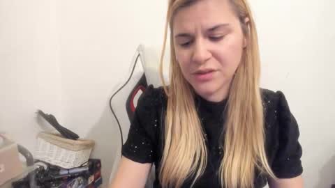 Snapshot of artsyandcraftsy_ chatting on September 26, 7:33 pm MIA online show from September 26, 7:33 pm