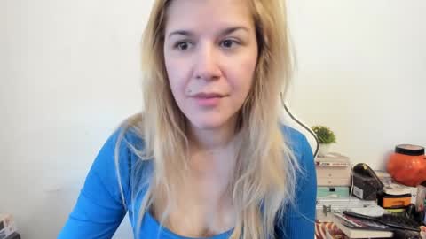 Snapshot of artsyandcraftsy_ chatting on February 14, 10:17 am MIA online show from February 14, 10:17 am