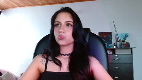 Snapshot of ary_pieerce chatting on October 17, 8:23 pm Independent Model online show from October 17, 8:23 pm