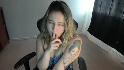 ash_smith1 online show from July 24, 9:55 pm