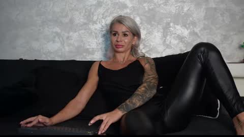 Snapshot of ashadevon_fit chatting on September 17, 9:40 am Asha online show from September 17, 9:40 am