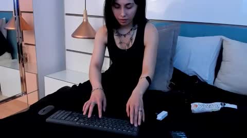 Ashkoreh online show from December 4, 9:48 pm