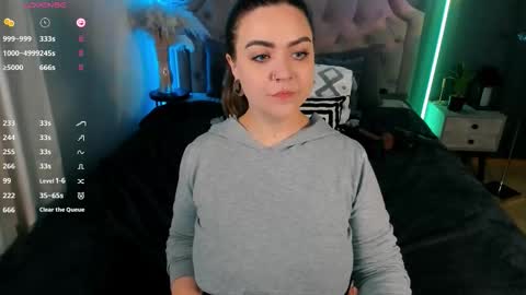 Snapshot of ashton_heidi chatting on October 6, 11:09 pm Your girlfriend online show from October 6, 11:09 pm