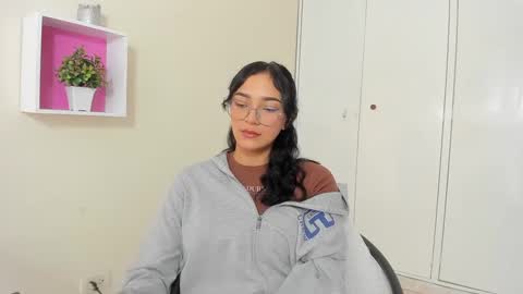 Snapshot of asiam_brunet chatting on February 28, 1:58 pm Camila online show from February 28, 1:58 pm
