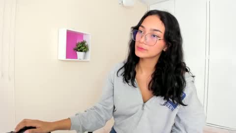 Snapshot of asiam_brunet chatting on December 13, 3:11 pm Camila online show from December 13, 3:11 pm