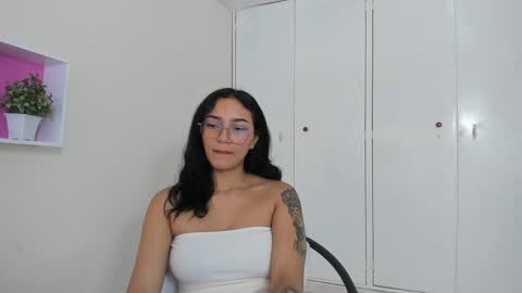 Snapshot of asiam_brunet chatting on February 20, 1:19 pm Camila online show from February 20, 1:19 pm